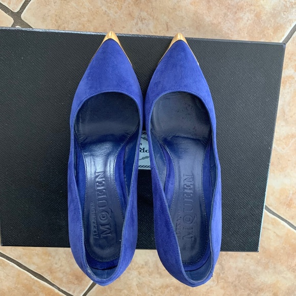 Alexander McQueen Pointed Metal-Toe Suede Pumps - Picture 9 of 13